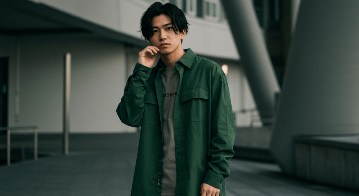 緑色のシャツとTシャツを使ったメンズコーデ！相性の良い色で着こなす