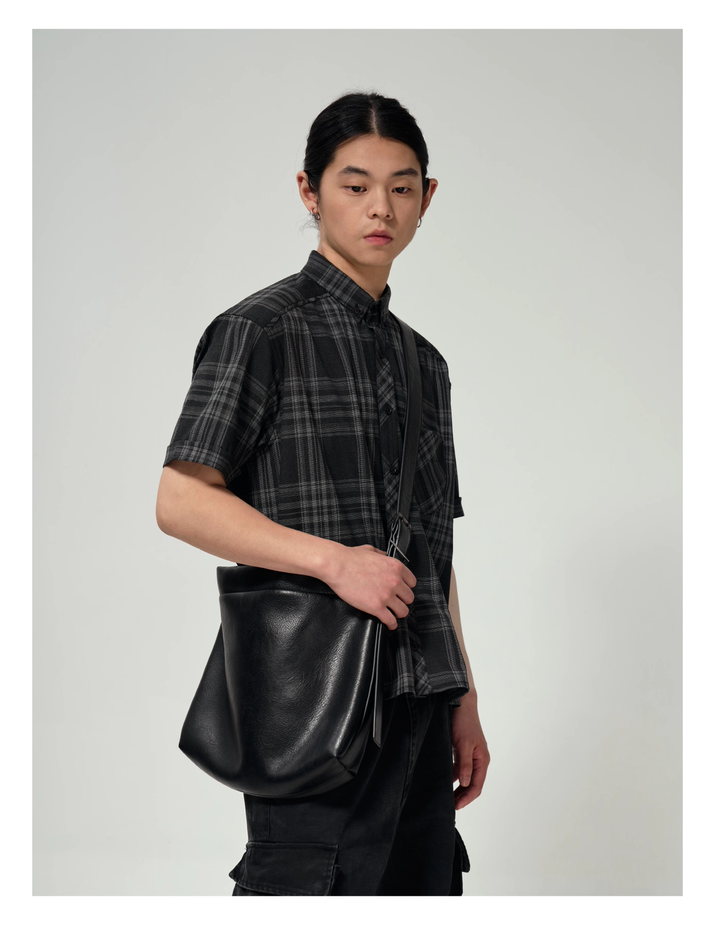 スエードメッセンジャーバッグ レザー / Suede Messenger Bag N5567