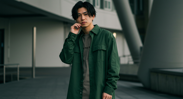 緑色のシャツとTシャツを使ったメンズコーデ！相性の良い色で着こなす