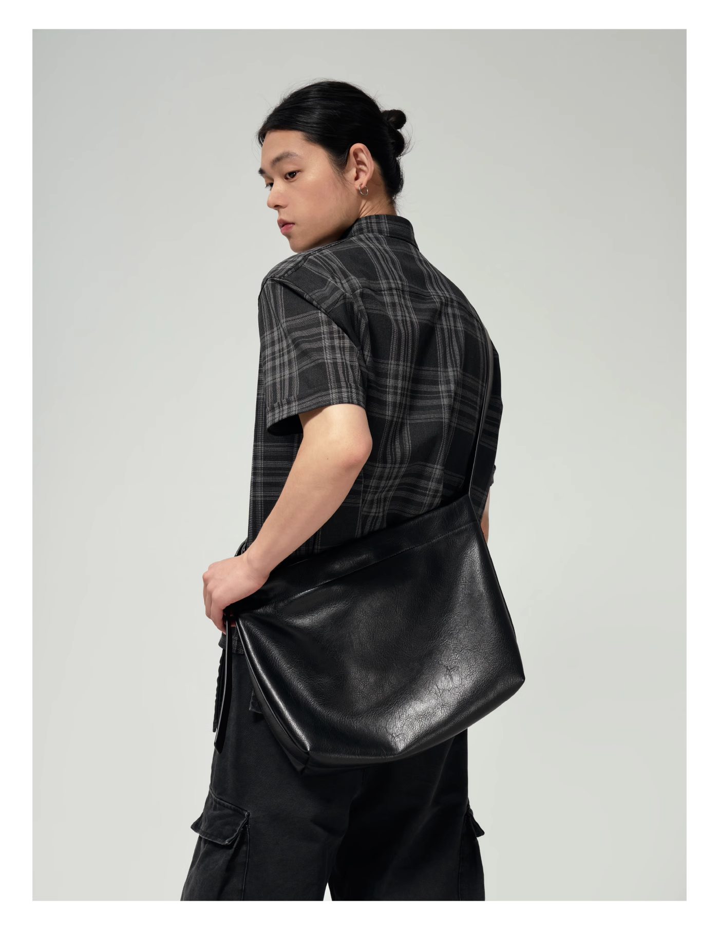 スエードメッセンジャーバッグ レザー / Suede Messenger Bag N5567
