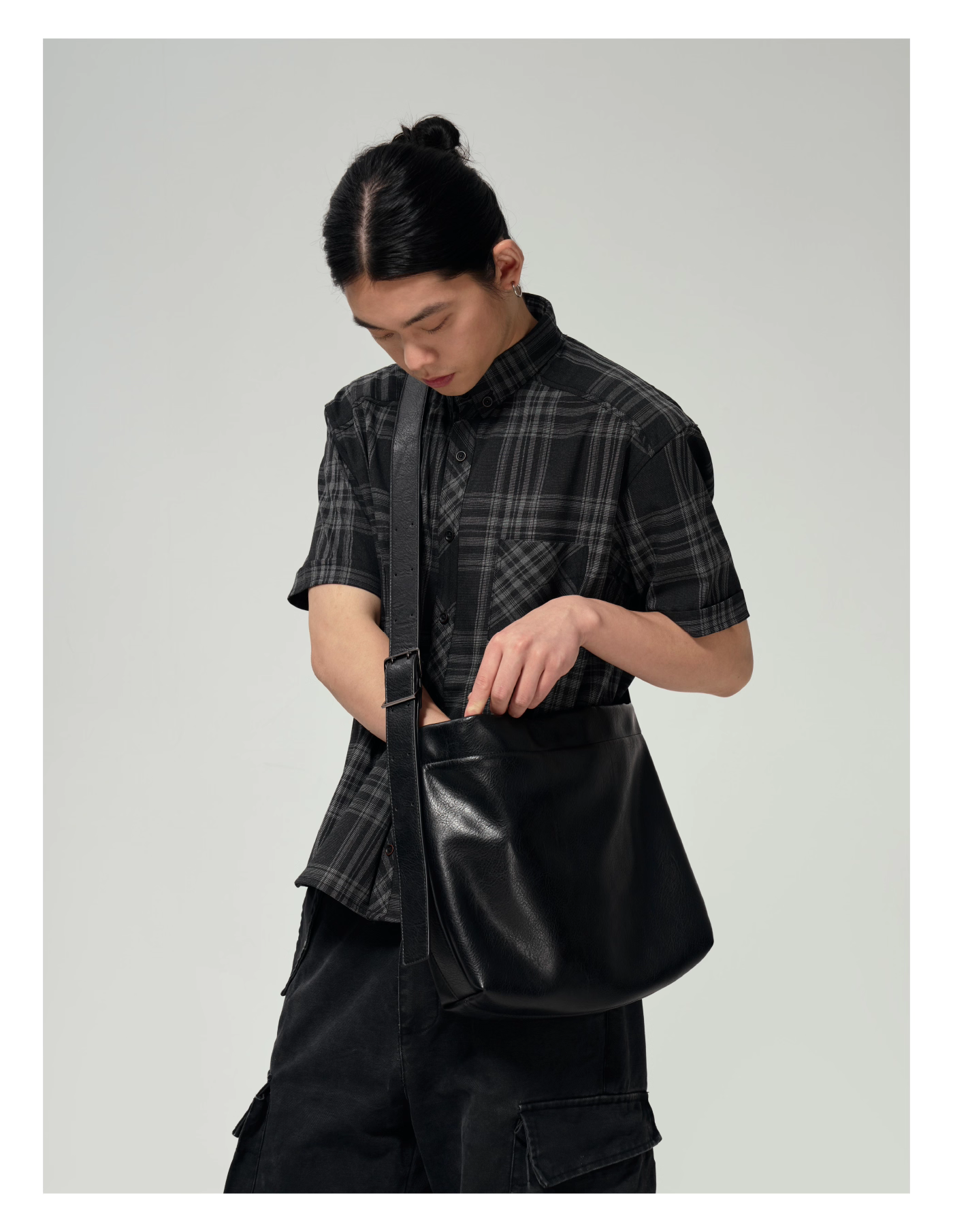 スエードメッセンジャーバッグ レザー / Suede Messenger Bag N5567