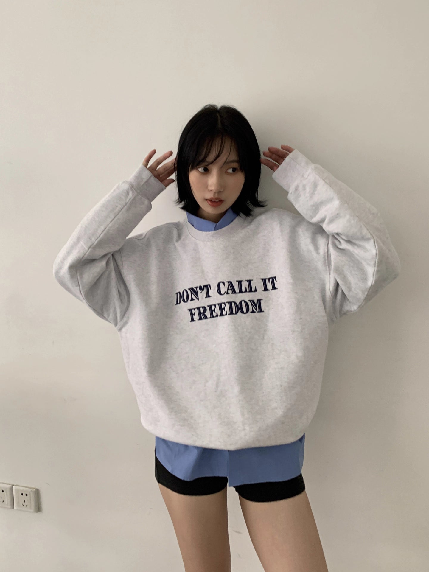 クロップド丈アーチロゴ刺繍スウェット N5971