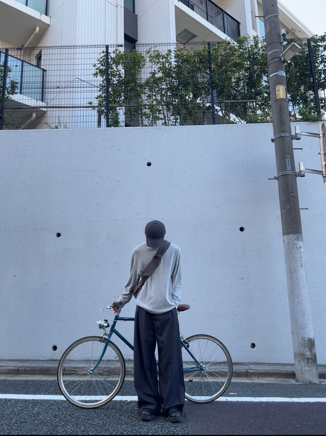 アシンメトリーフロント・ワイドフィットスラックス AK002